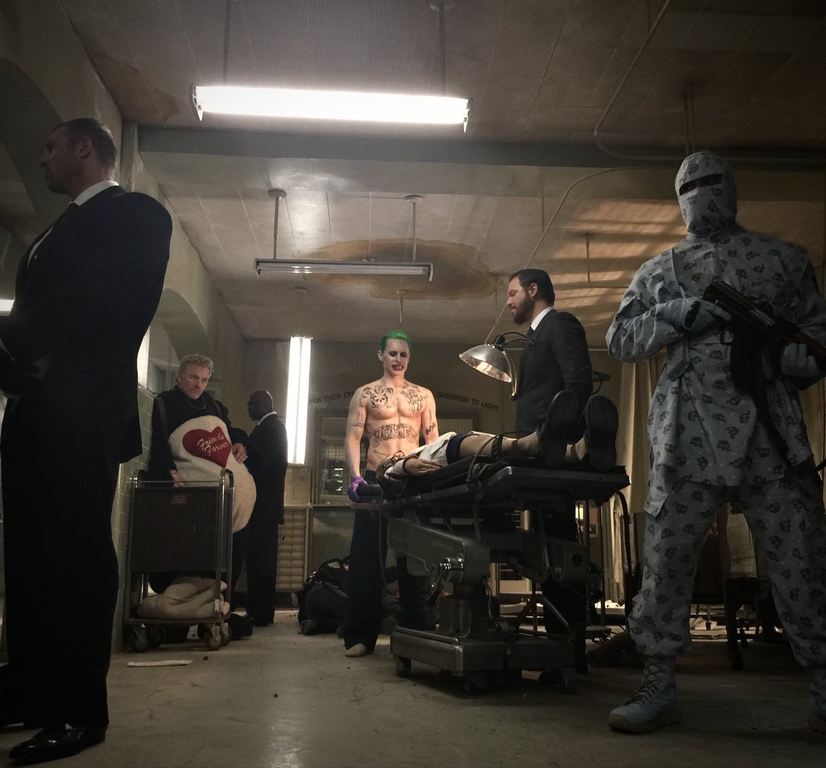 DavidAyerMovies's tweet photo. Between takes https://t.co/V2zYoPiGHL