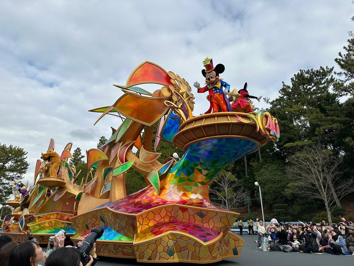 Enjoy the exotic scenery，