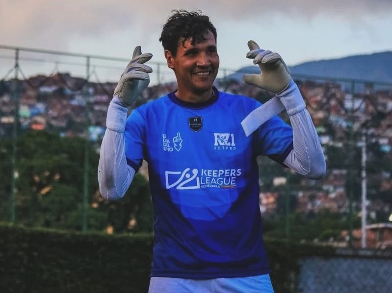 csaavedrareport's tweet photo. #5Dic Un venezolano dice presente en la 5ta edición CONMEBOL "Evolución de Arqueros" en Paraguay de la mano de Keepers League en Caracas, con el portero 𝙍𝙤𝙣𝙣𝙮 𝙂𝙪𝙞𝙧𝙞𝙜𝙖𝙮 quien ya se encuentra en la ciudad de Paraguay, para participar en El Día del Uno el sábado #Dic7 https://t.co/CQHu62CDfd