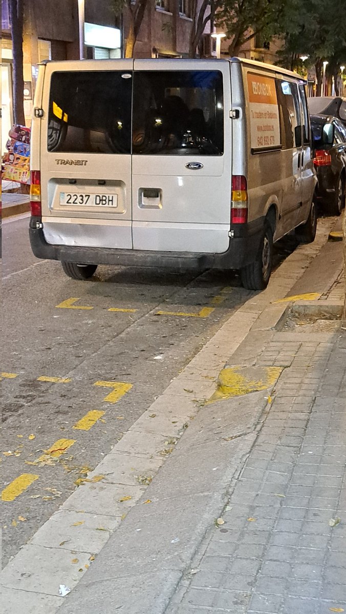 crematdebdn's tweet photo. @Badalona_GUB fa 20 minuts hectrucat i encara no heu  ingut https://t.co/dVRoVF1aKp