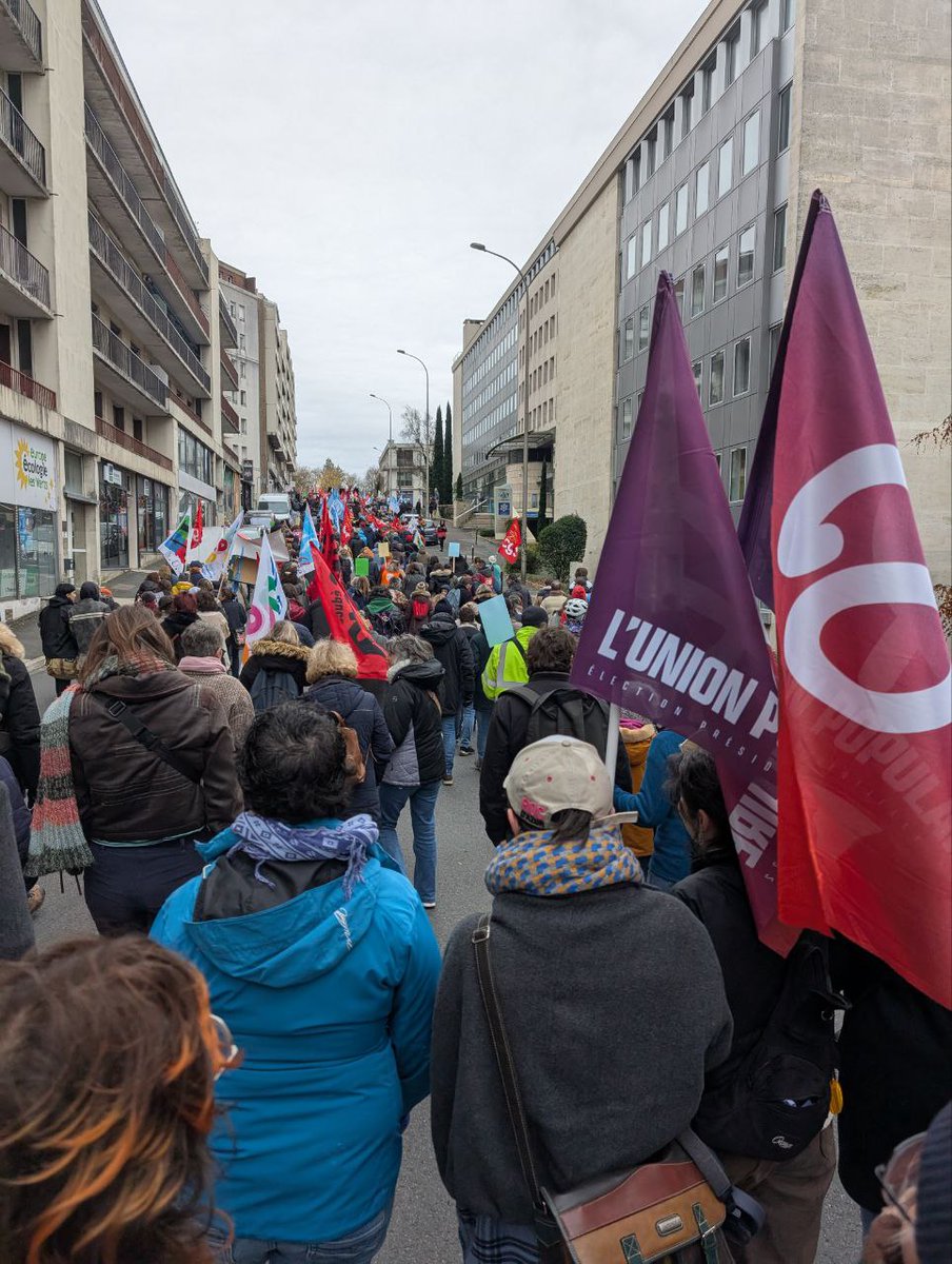 Jeunesinsoum16's tweet photo. Nous étions un millier dans les rues d'#Angoulême en soutien à la fonction publique !

Barnier et son budget sont tombés, si le #NFP gouverne on fera :
- le SMIC à 1600€ net
- la revalorisation du point d’indice
- le rattrapage des postes manquants

@CastetsLucie à Matignon ! https://t.co/Z5E9nqIefD