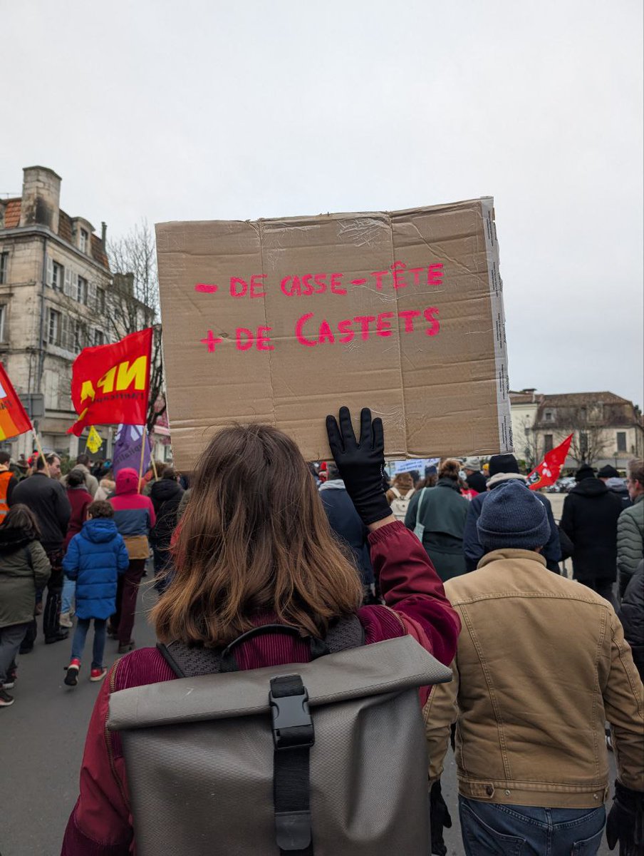 Jeunesinsoum16's tweet photo. Nous étions un millier dans les rues d'#Angoulême en soutien à la fonction publique !

Barnier et son budget sont tombés, si le #NFP gouverne on fera :
- le SMIC à 1600€ net
- la revalorisation du point d’indice
- le rattrapage des postes manquants

@CastetsLucie à Matignon ! https://t.co/Z5E9nqIefD