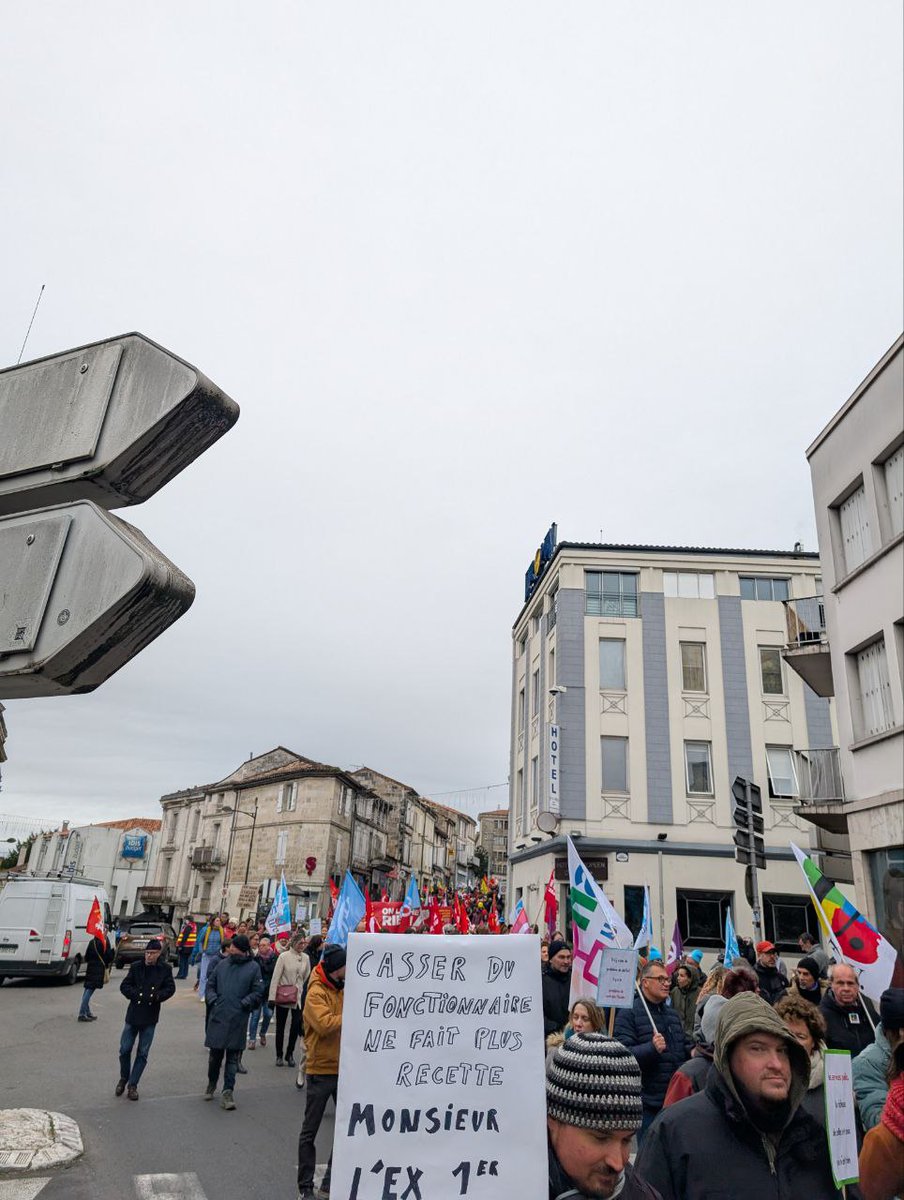 Jeunesinsoum16's tweet photo. Nous étions un millier dans les rues d'#Angoulême en soutien à la fonction publique !

Barnier et son budget sont tombés, si le #NFP gouverne on fera :
- le SMIC à 1600€ net
- la revalorisation du point d’indice
- le rattrapage des postes manquants

@CastetsLucie à Matignon ! https://t.co/Z5E9nqIefD