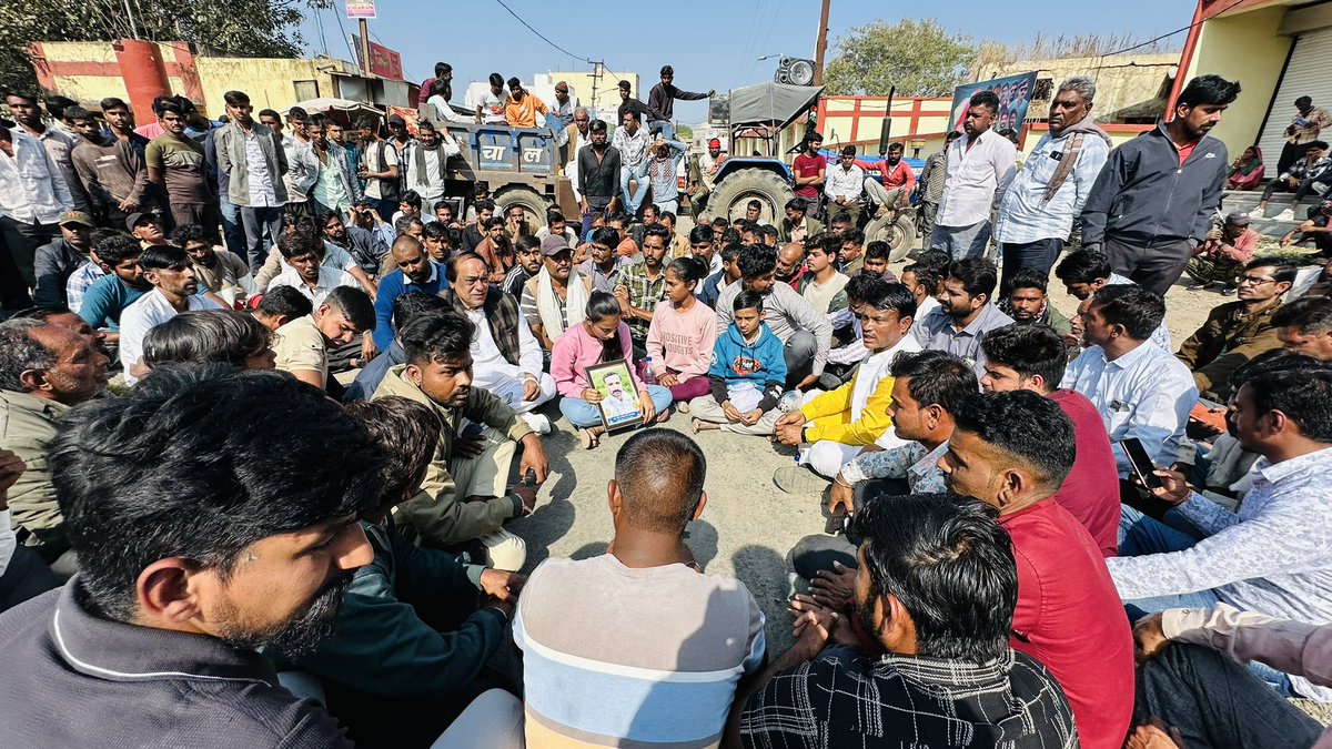 _DP_Dhakad's tweet photo. बदनावर मंडी में किसान राजेश पांचाल की हत्या हो गई पुलिस हत्यारे की तलाश नहीं कर पाई |
आज किसानों द्वारा आंदोलन कर एसआईटी गठित करवाई…
@digvijaya_28 @JVSinghINC @INCMP @rai_amrrita https://t.co/ZACiqAQbAc