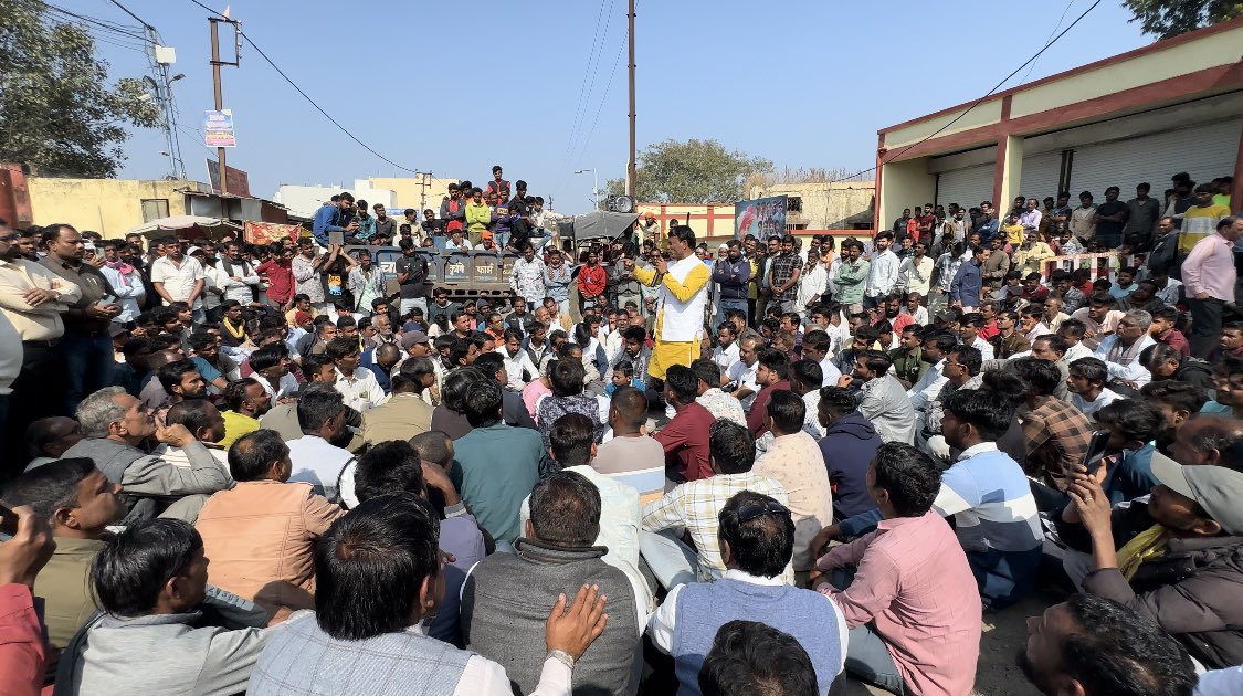 _DP_Dhakad's tweet photo. बदनावर मंडी में किसान राजेश पांचाल की हत्या हो गई पुलिस हत्यारे की तलाश नहीं कर पाई |
आज किसानों द्वारा आंदोलन कर एसआईटी गठित करवाई…
@digvijaya_28 @JVSinghINC @INCMP @rai_amrrita https://t.co/ZACiqAQbAc