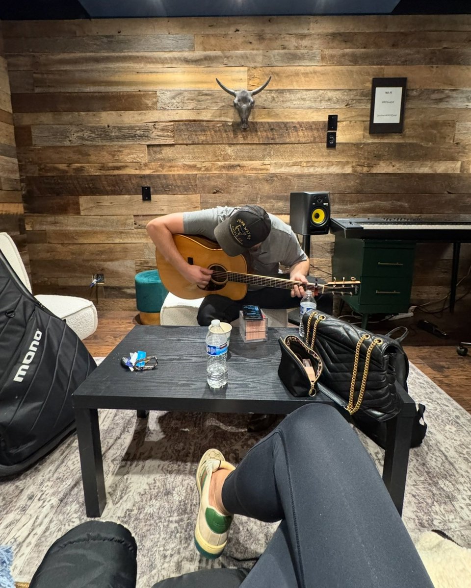 Cyndi_Thomson's tweet photo. A month in the life 🎶🤎✍️✨👩🏻‍🍳🎤

Thankful for this season of family time, holidays, songwriting, planning, dreaming…all the things.

#CameraRollCleanOut #NovemberRecap #CountrySinger #Songwriter #CountryArtist #AshleyMonroe #CountryMusic #CMAawards #CyndiThomson https://t.co/u19kqkq0qj