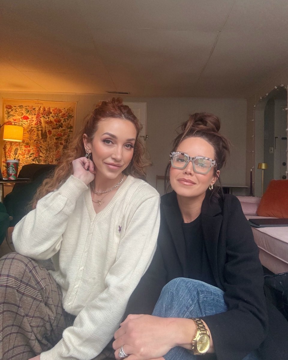 Cyndi_Thomson's tweet photo. A month in the life 🎶🤎✍️✨👩🏻‍🍳🎤

Thankful for this season of family time, holidays, songwriting, planning, dreaming…all the things.

#CameraRollCleanOut #NovemberRecap #CountrySinger #Songwriter #CountryArtist #AshleyMonroe #CountryMusic #CMAawards #CyndiThomson https://t.co/u19kqkq0qj