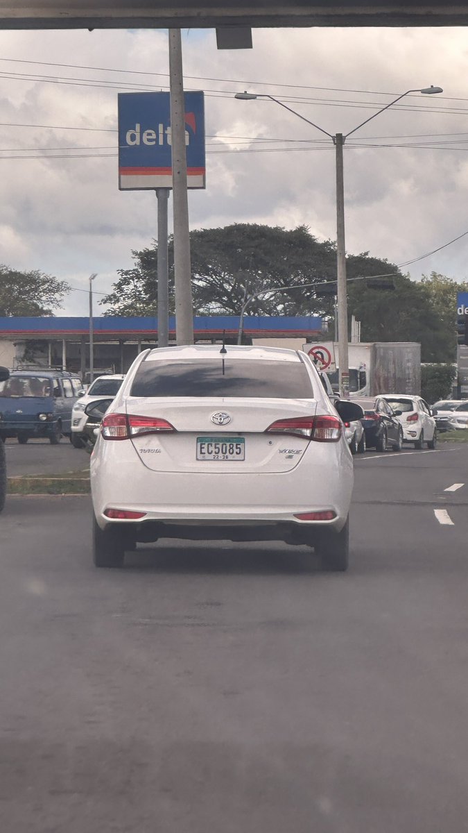 Ingrid1796's tweet photo. Realizando giro en U en la entrada de la 5 de mayo (santiago) por poco y ocasiona un accidente @ATTTPanama tomar más acciones con personas irresponsables cómo está. https://t.co/0GHArK0kCe
