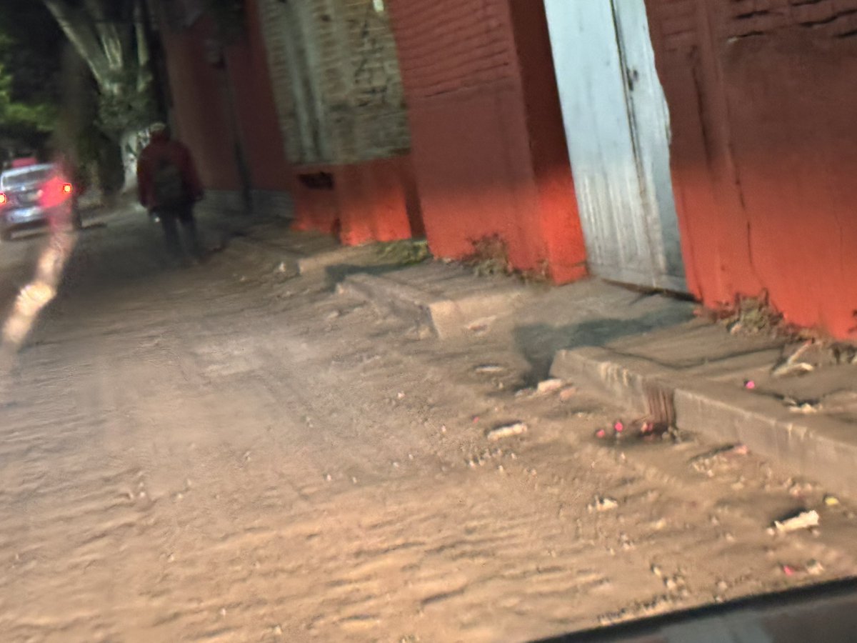 ArqLems's tweet photo. Tiene dos meses que levantaron la carpeta asfáltica y no han pavimentado San Juan Tlihuaca. @AzcapotzalcoMx Hemos sufrido ponchaduras, golpes de suspensión etc. Y ya es diciembre y si cierran ya no tendrán el recurso y se quedará así. Espero nos apoyes amigo. @ChumelTorres https://t.co/EK6su0AEuN