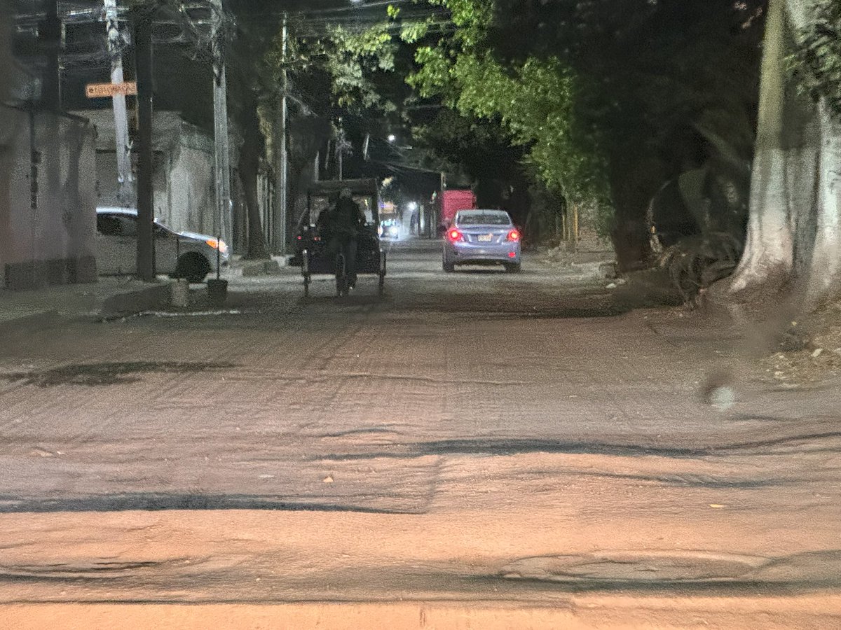 ArqLems's tweet photo. Tiene dos meses que levantaron la carpeta asfáltica y no han pavimentado San Juan Tlihuaca. @AzcapotzalcoMx Hemos sufrido ponchaduras, golpes de suspensión etc. Y ya es diciembre y si cierran ya no tendrán el recurso y se quedará así. Espero nos apoyes amigo. @ChumelTorres https://t.co/EK6su0AEuN