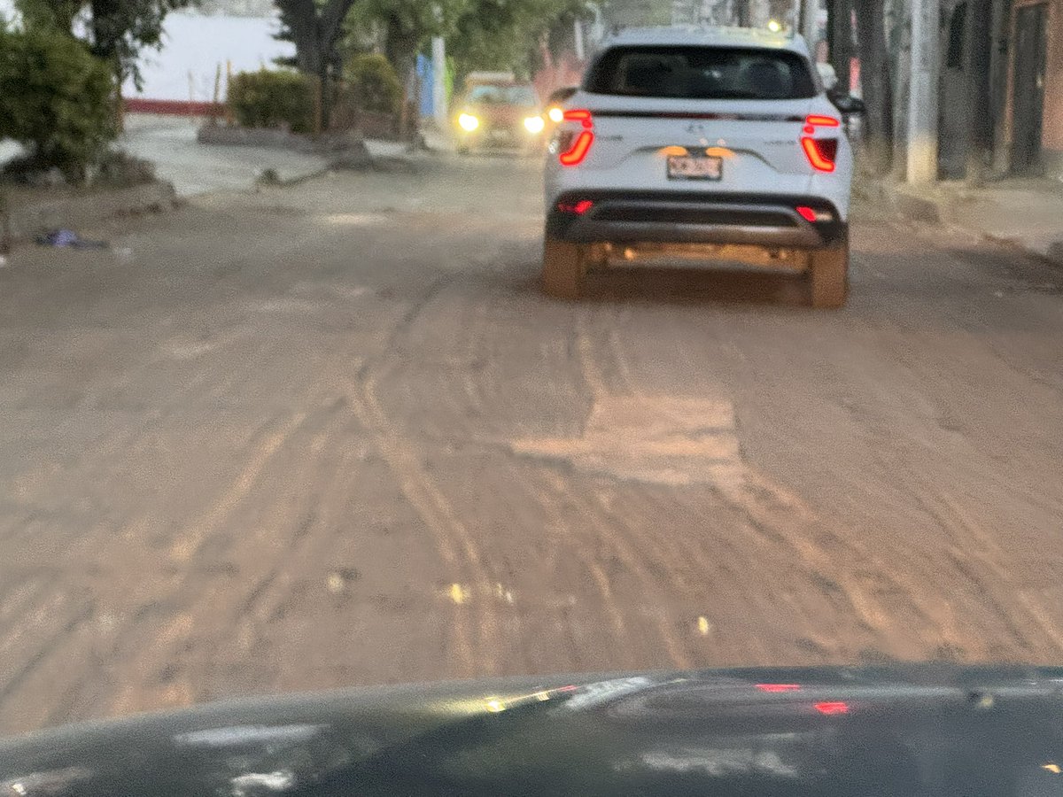 ArqLems's tweet photo. Tiene dos meses que levantaron la carpeta asfáltica y no han pavimentado San Juan Tlihuaca. @AzcapotzalcoMx Hemos sufrido ponchaduras, golpes de suspensión etc. Y ya es diciembre y si cierran ya no tendrán el recurso y se quedará así. Espero nos apoyes amigo. @ChumelTorres https://t.co/EK6su0AEuN