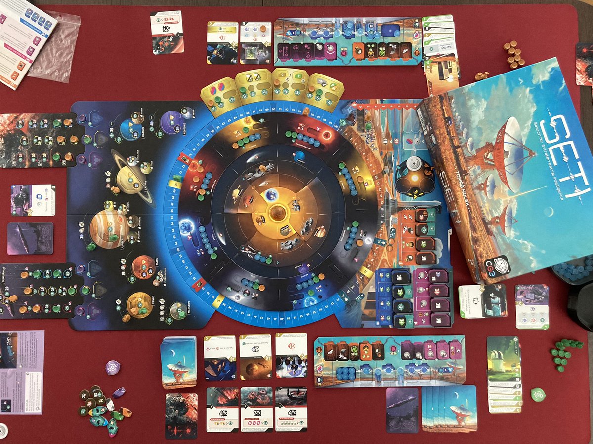 Seti. Un jeu de Tomas Holek édité par <a href="/czechgames/">CGE</a> 
On lance des satellites, les met en orbite ou les pose sur des planètes, collecte des données avec des télescopes, les analyse, le tout en améliorant ses équipements pour trouver des traces alien 👽
CGE à son top ! Une tuerie !
