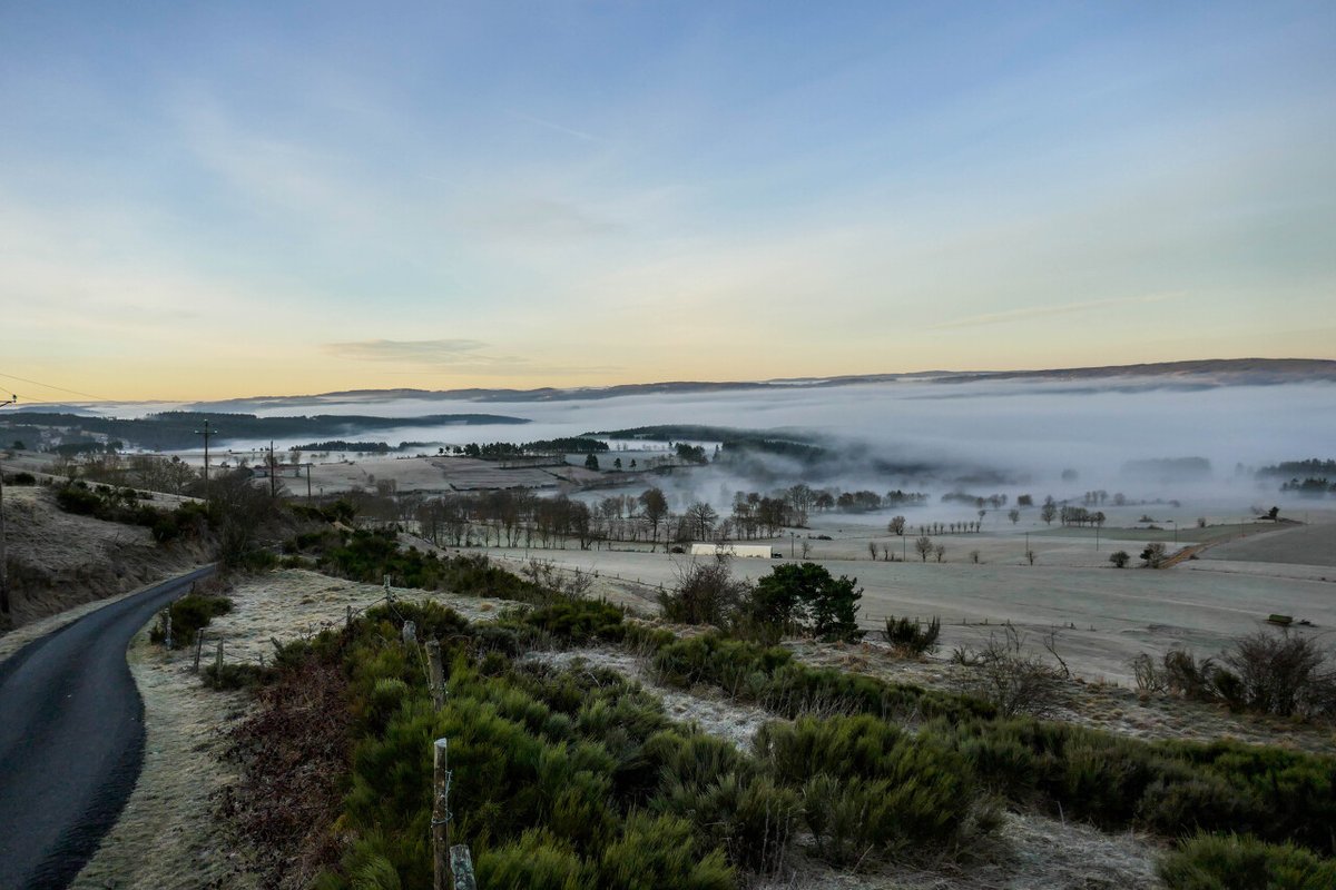 Laissez vous surprendre par la magie mystérieuse de la Margeride, lors de vos prochaines balades ⛰️ #Lozère
👉 Rendez-vous sur les sentiers de randonnée : lozere-tourisme.com/randonnee-pede… 
📸 debeauxlentsdemains