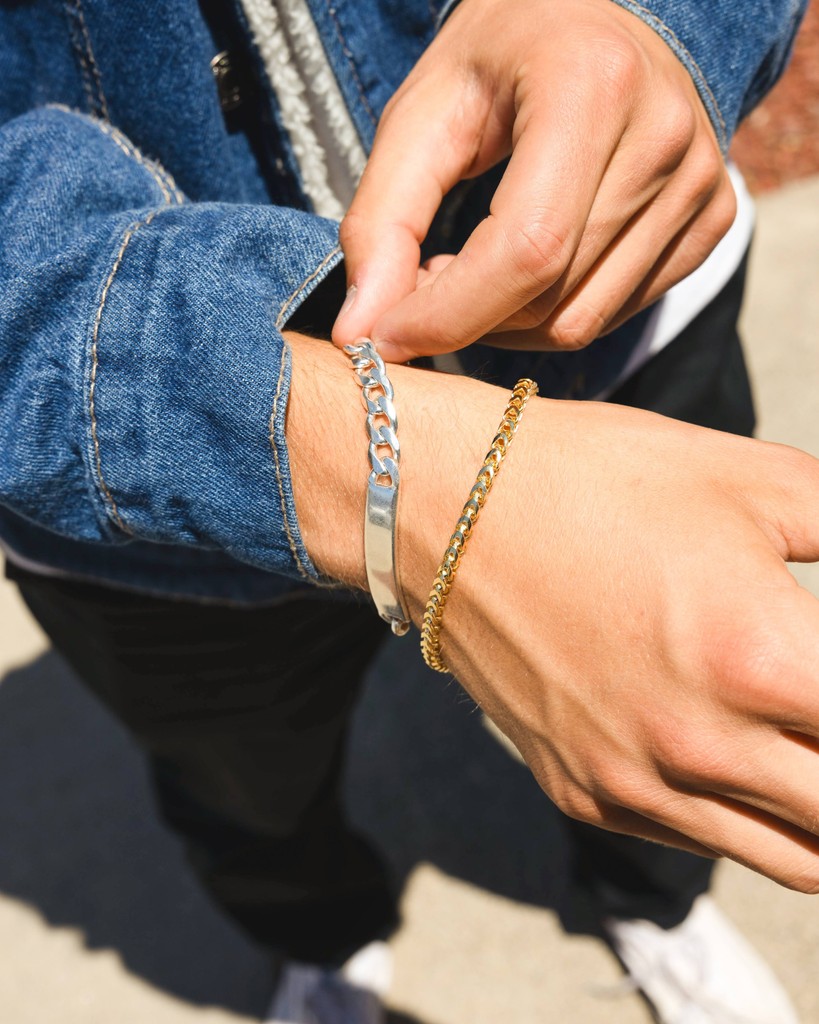 VardysJewelers's tweet image. ⛓These chain bracelets that will make a great "Gift For Him" for the holidays! Whether he's into white gold, yellow gold, or platinum, we’ve got plenty of options for you to pick from.🙌⁠
⁠
#InstaJewelry #MensChains #Bracelets #WhiteGoldJewelry