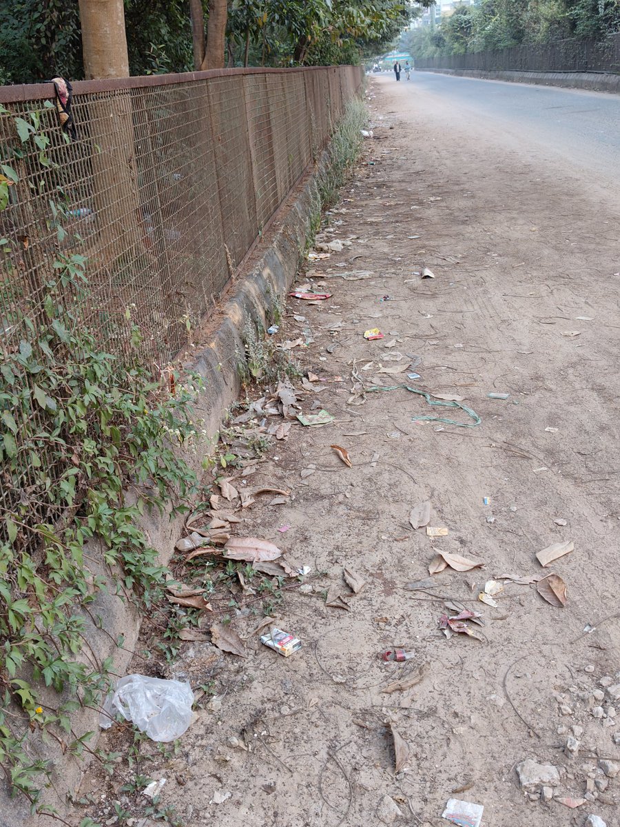 bhujabalg's tweet photo. Road (connecting gate number 1 of Tata Ariana) adjoining  "Anandabana", a major  city ecospot, suffers from lack of basic  municipal services viz. regular sweeping and waste/ garbage disposal. Request @bmcbbsr to address the issue on priority. https://t.co/UvrGqkBB3O