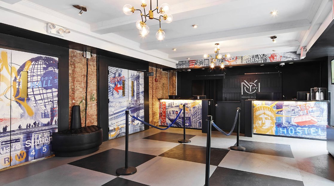 Nick_Rizzuto's tweet image. Looks like the suspect in the shooting of UnitedHealthcare CEO Brian Thompson was staying at the Hi New York City Hostel on Amsterdam Avenue. Camera caught him during check-in.