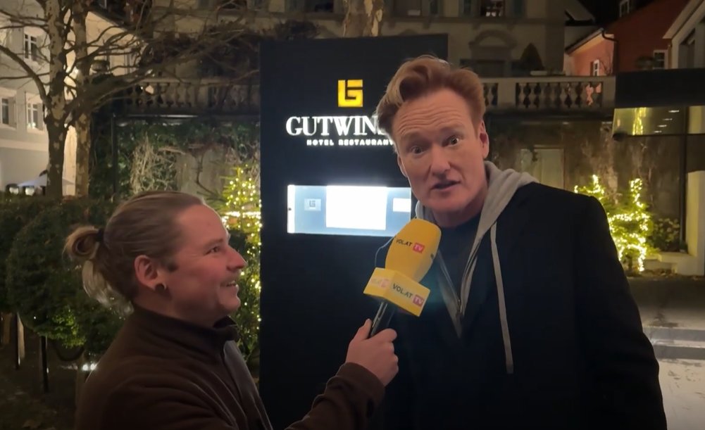 Welcome to #Vorarlberg, Mister <a href="/ConanOBrien/">Conan O'Brien</a>! 🎥 Die US-Talkshow-Legende hat unserem Reporter Dennis ein exklusives Interview gegeben. Have fun exploring, Conan! ✨#Feldkirch👉 bit.ly/49YEBPQ