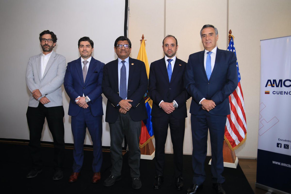 Produccion_Ecu's tweet photo. En un encuentro empresarial organizado por la @amchamcuenca, el ministro @LuisJaramilloOK presentó la Agenda Productiva 2025. Empresarios, directivos y autoridades locales participaron en este espacio clave para debatir sobre inversión y comercio exterior. 💼🇪🇨 https://t.co/ygKm2AZfPF