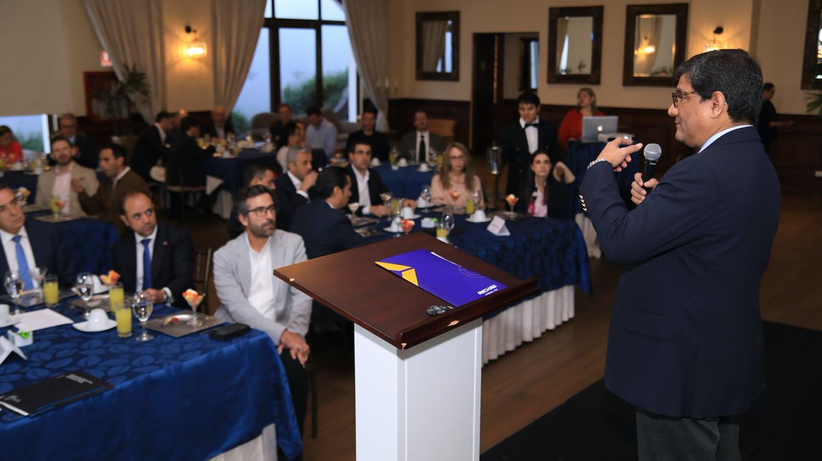 Produccion_Ecu's tweet photo. En un encuentro empresarial organizado por la @amchamcuenca, el ministro @LuisJaramilloOK presentó la Agenda Productiva 2025. Empresarios, directivos y autoridades locales participaron en este espacio clave para debatir sobre inversión y comercio exterior. 💼🇪🇨 https://t.co/ygKm2AZfPF