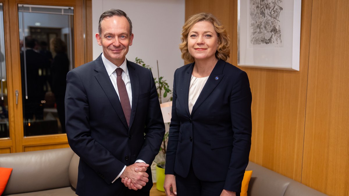 BMV's tweet image. Um #KI, #Clouds, #Daten- &amp;amp; TK-Politik und vieles mehr ging es im Gespräch von @Wissing mit @HennaVirkkunen, Vize der @EU_Commission für Technologische Souveränität, Sicherheit &amp;amp; Demokratie – zentrale Themen für eine starke und zukunftssichere EU. 🇪🇺🤝