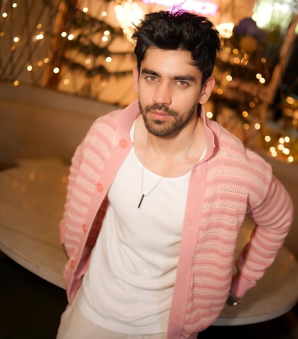 filmymantra's tweet photo. Whose podcast interview you guys liked the most ? 
Like-#AvinashMishra 
RT-#DigvijayRathee 

DIGVIJAY AWAITS JUSTICE
#bb18 #biggboss #biggboss18 #filmymantra https://t.co/PftEGezgUp