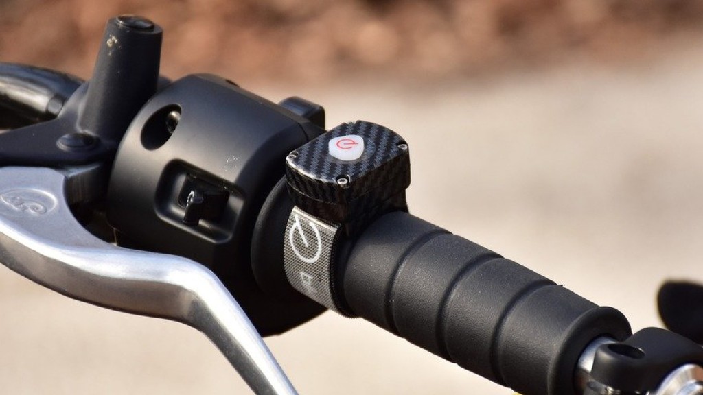 core77's tweet photo. A #WindshieldWiper for Motorcycle Helmet #Visors 🏍️

This Bikerguard invention, created by two #engineers in #Slovenia, is a remote-controlled #wiperblade for #motorcycle #helmet visors.

Read the full story on Core77: https://t.co/wWnK2RzpBa https://t.co/PVMF3OOHED