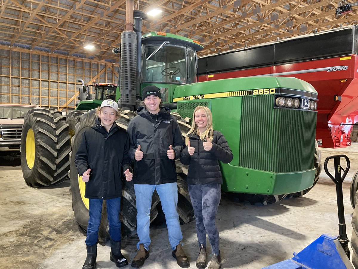 I think I found the perfect tractor to shine up this winter!!!! What a BEAUT!!! I think Everett, George and Elyse approve, lol 👍✅ <a href="/MDDavisDLG/">Matt Davis</a>