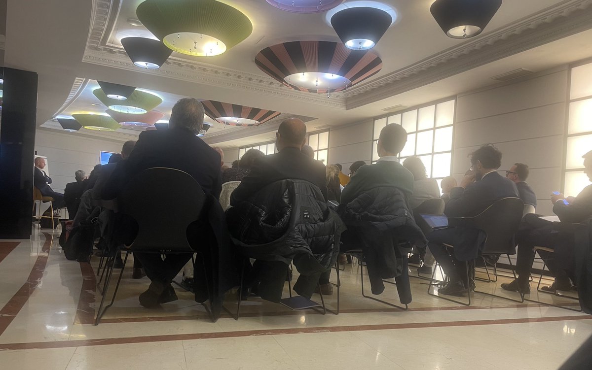 Riunione “privata” di investitori dell’energia: molto partecipata. Il banchiere della seconda banca italiana ha appena stroncato il #nucleare (troppo rischioso), i rigassificatori (dato che il consumo di #gas diminuirà) e l’idrogeno (di là da venire). Solo le #rinnovabil bankable