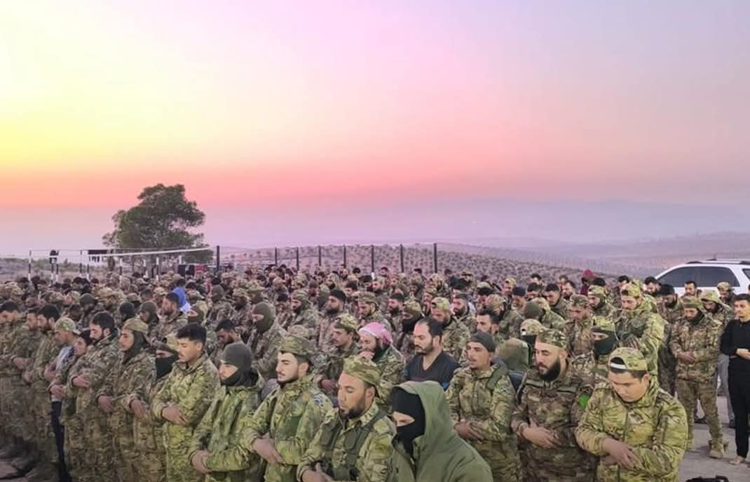 طريق #حمص قبل قليل 🫡
حيا الله الرجال ❤️❤️

#ردع_العدوان 
#سوريا_تتحرر