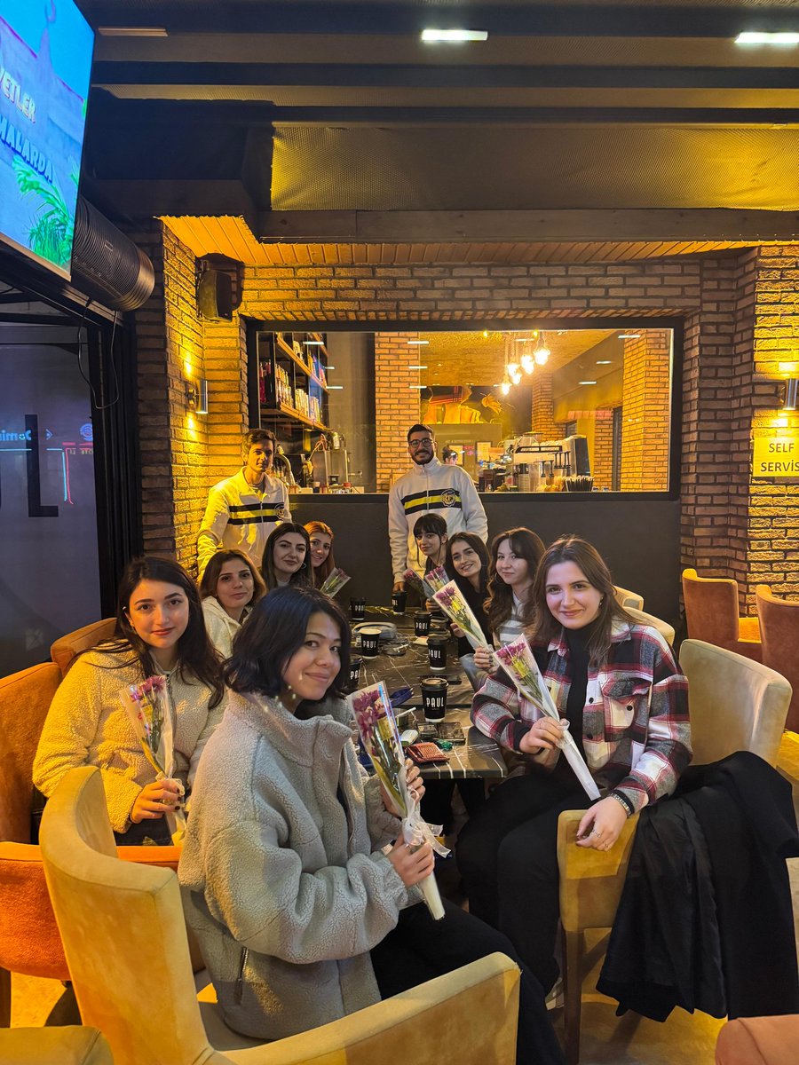 unikfymugla's tweet photo. 5 Aralık Kadın Hakları Günü’nde, grubumuzun kadın üyelerine çiçekler vererek onların bu özel gününü kutladık. Kadın haklarının önemini bir kez daha hatırlatırken, her zaman yanlarında olduğumuzu ve haklarına sahip çıkmaları konusunda onları desteklediğimizi ifade ediyoruz. https://t.co/XjMSwFgrFe