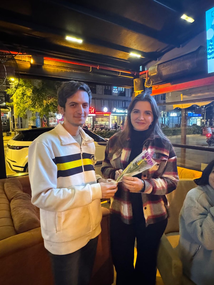 unikfymugla's tweet photo. 5 Aralık Kadın Hakları Günü’nde, grubumuzun kadın üyelerine çiçekler vererek onların bu özel gününü kutladık. Kadın haklarının önemini bir kez daha hatırlatırken, her zaman yanlarında olduğumuzu ve haklarına sahip çıkmaları konusunda onları desteklediğimizi ifade ediyoruz. https://t.co/XjMSwFgrFe