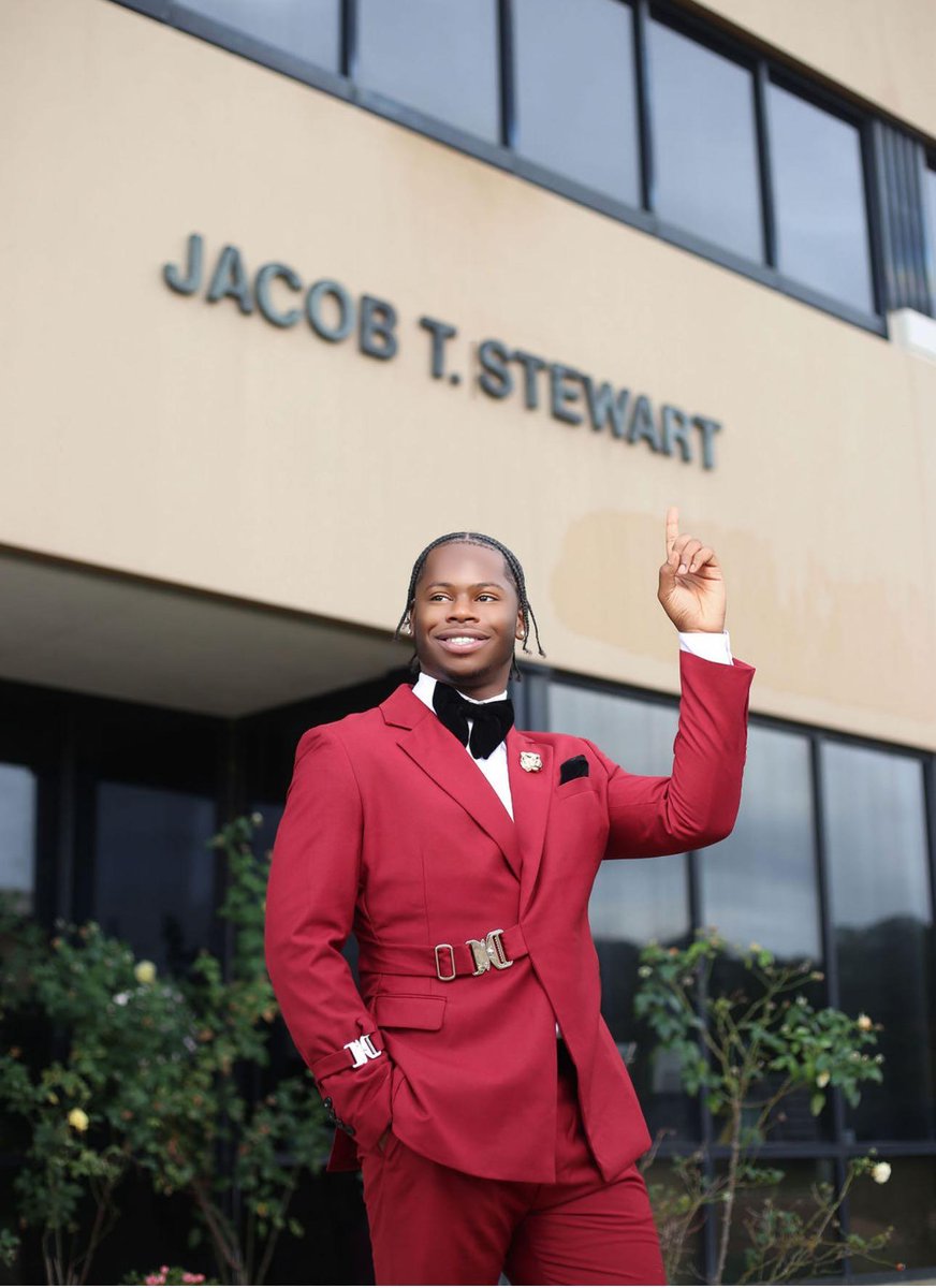 Grambling1901's tweet photo. You're looking at the next up-and-coming CEO. Monroe, LA native, Pakoyrie Goins spent his time at GSU studying Business Management & Business Marketing. "I am a first-generation high school and college grad that's built a legacy that'll last forever," said Goins. #GramGrad24 https://t.co/9TVVX1sTNg