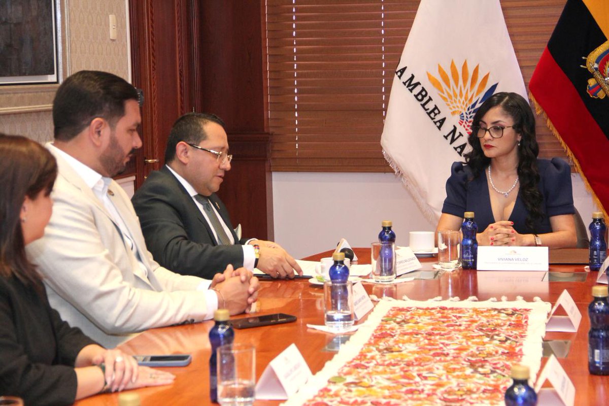 ContraloriaECU's tweet photo. ⚖️ #LaNuevaContraloría | El presidente de la FCTS, Dr. Mauricio Torres, junto a las 8 autoridades del Quinto Poder entregaron a la Presidenta de la Asamblea Nacional, Viviana Veloz, el proyecto de “Ley Orgánica contra la Corrupción y Promoción de la Transparencia en la Gestión Pública”.

👤 El Dr. Mauricio Torres, quien lideró esta iniciativa, informó que se acogieron las propuestas de decenas de ciudadanos de todo el país, con el objetivo de adoptar medidas contra la corrupción, promover la transparencia de la gestión pública, la ética y buenas prácticas entre el sector privado y público.