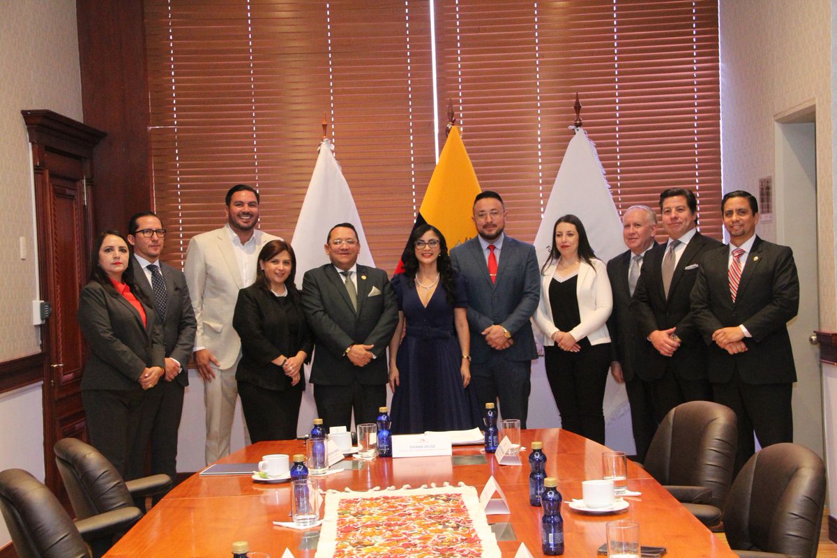 ContraloriaECU's tweet photo. ⚖️ #LaNuevaContraloría | El presidente de la FCTS, Dr. Mauricio Torres, junto a las 8 autoridades del Quinto Poder entregaron a la Presidenta de la Asamblea Nacional, Viviana Veloz, el proyecto de “Ley Orgánica contra la Corrupción y Promoción de la Transparencia en la Gestión Pública”.

👤 El Dr. Mauricio Torres, quien lideró esta iniciativa, informó que se acogieron las propuestas de decenas de ciudadanos de todo el país, con el objetivo de adoptar medidas contra la corrupción, promover la transparencia de la gestión pública, la ética y buenas prácticas entre el sector privado y público.