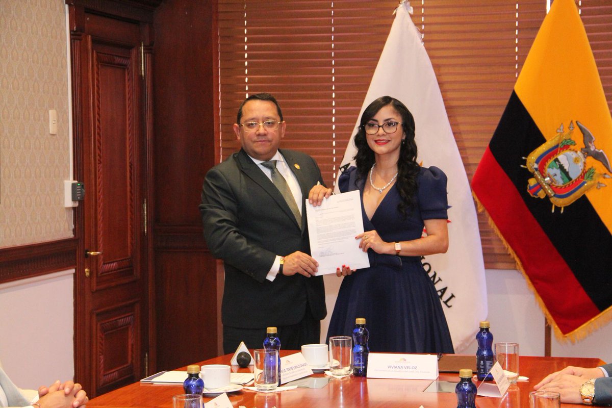 ContraloriaECU's tweet photo. ⚖️ #LaNuevaContraloría | El presidente de la FCTS, Dr. Mauricio Torres, junto a las 8 autoridades del Quinto Poder entregaron a la Presidenta de la Asamblea Nacional, Viviana Veloz, el proyecto de “Ley Orgánica contra la Corrupción y Promoción de la Transparencia en la Gestión Pública”.

👤 El Dr. Mauricio Torres, quien lideró esta iniciativa, informó que se acogieron las propuestas de decenas de ciudadanos de todo el país, con el objetivo de adoptar medidas contra la corrupción, promover la transparencia de la gestión pública, la ética y buenas prácticas entre el sector privado y público.