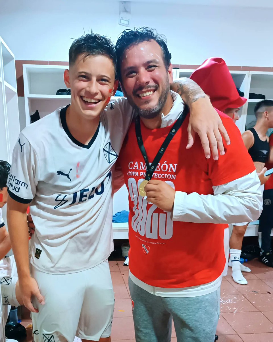 DrRAlvarez's tweet photo. Hoy hace un año de un momento único e inolvidable. Es hermoso poder disfrutar el logro de un proceso tan duro como el que llevan los chicos. Luchando contra todo y todos. Pero lo más increíble, es que me dejaron vivirlo desde adentro, en el club de mi vida!Gracias #independiente https://t.co/7qP4OM1Srx