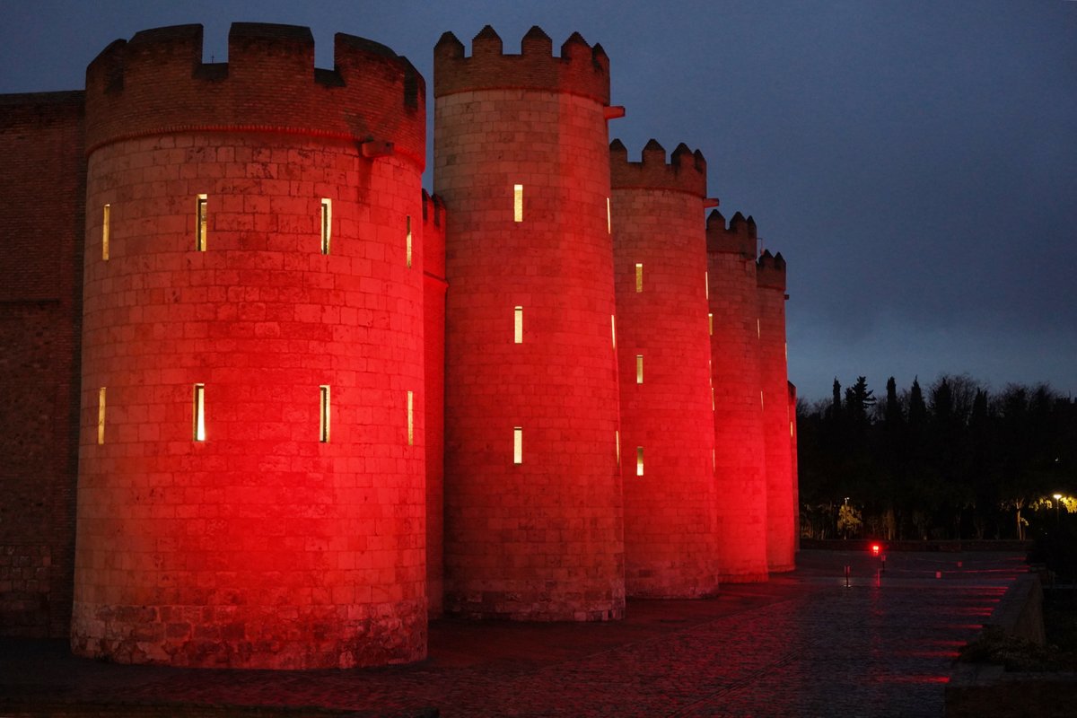 laaljaferia's tweet photo. ❤️👐 La #Aljafería se ilumina de rojo en el Día Internacional del #Voluntariado para reconocer la labor de todas aquellas personas que dedican su tiempo de manera altruista a programas solidarios bajo el lema #ContigoSomosMas. 

#DíaInternacionaldelVoluntariado #aragonvoluntario https://t.co/aTOJ5uw6Dy