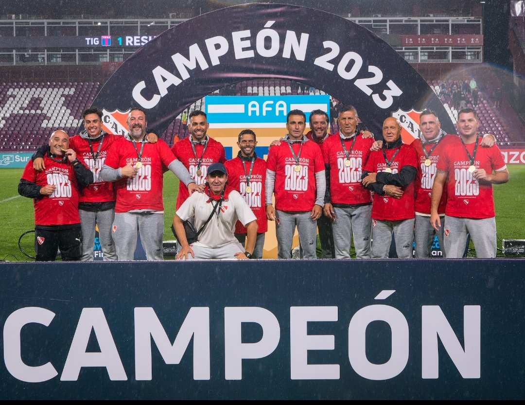 DrRAlvarez's tweet photo. Hoy hace un año de un momento único e inolvidable. Es hermoso poder disfrutar el logro de un proceso tan duro como el que llevan los chicos. Luchando contra todo y todos. Pero lo más increíble, es que me dejaron vivirlo desde adentro, en el club de mi vida!Gracias #independiente https://t.co/7qP4OM1Srx