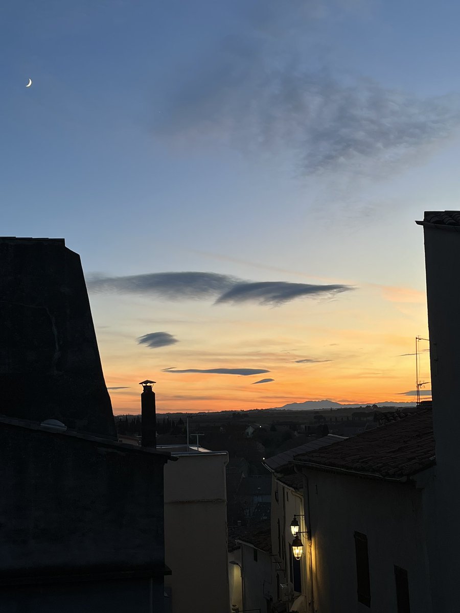 ljerome87's tweet photo. De belles couleurs dans le ciel heraultais ce soir, avec cette vue sur le #canigou dans les P-O depuis #servian @MeteoFrance_SE @LaMeteodu34 @infoclimat @meteociel https://t.co/gL7t9PaAcN