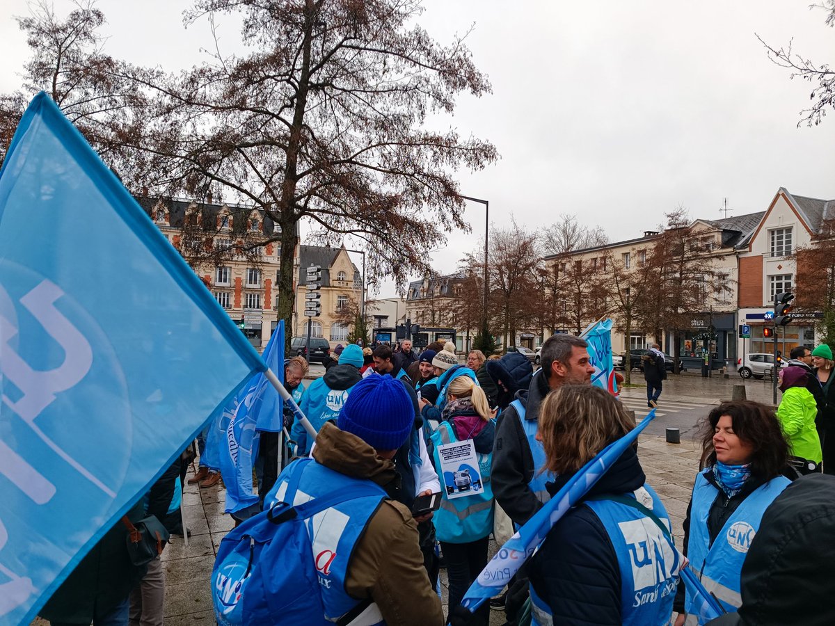 SEUnsa02's tweet photo. L'UNSA très présente dans la rue à Saint-Quentin le 5 décembre pour dire NON aux 3 jours de carence et au #fonctionnairebashing
@SE_Unsa
@UNSA_Education
@UNSA_officiel https://t.co/y1nrpfFhfG