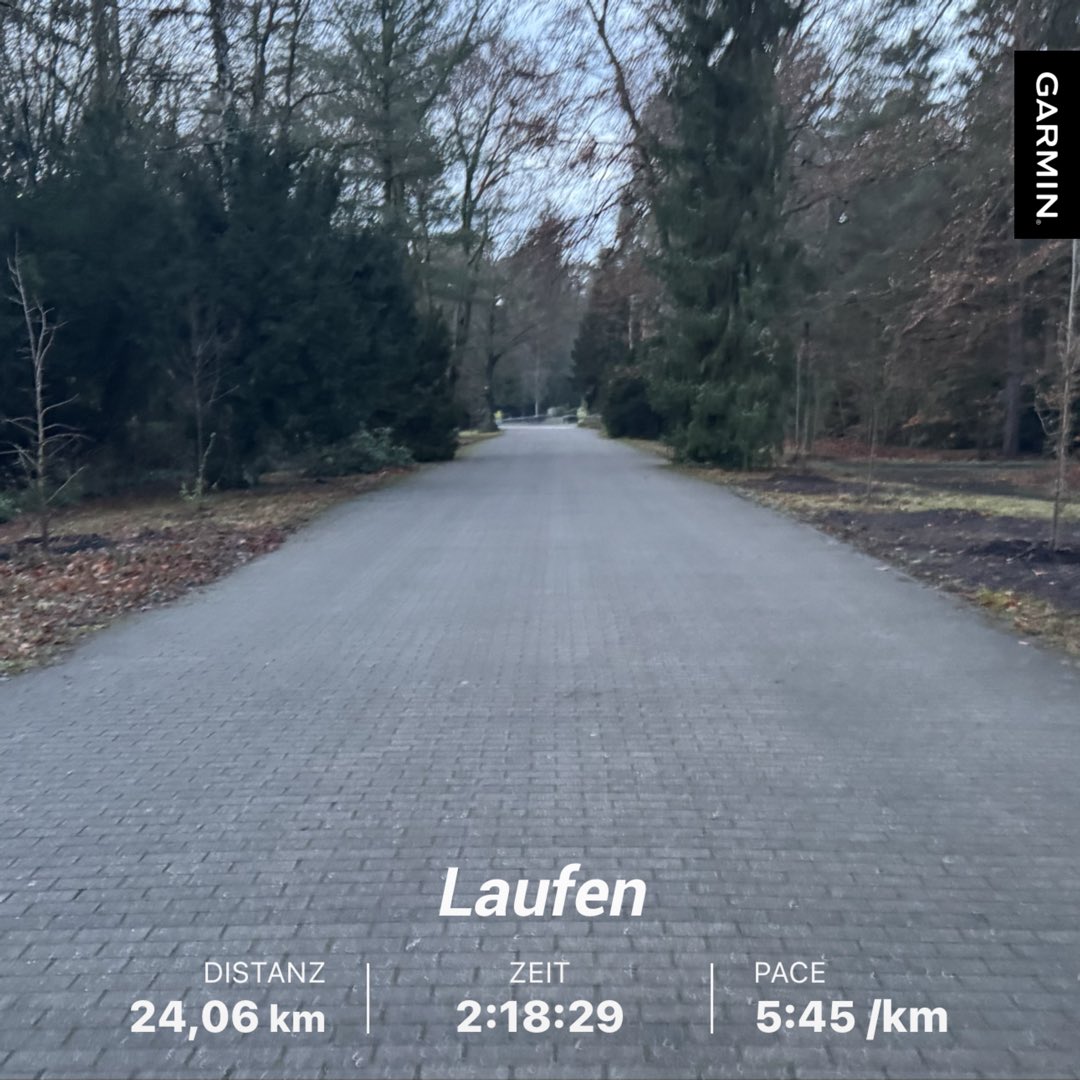 MorelliSally's tweet photo. 5.  Adventskalendertür = 24k✅

Top of the Hill erreicht.
4°C ☀️ schon zu tief. Mittelteil durch Park bei Dunkelheit  gestolpert, dann auf Sportplatz Runden gezogen. 3 🏃 👋. Schön anstrengend.
Spannungsbogen für 2100 -> km für Morgen.
#RuntheAdventskalender #nevernotrunning https://t.co/gm6qpHB7zb