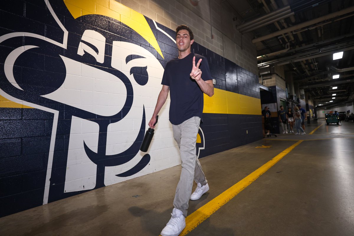 Brewers's tweet photo. Everyone wish our king a happy 33rd birthday 👑 https://t.co/4dwB4huZI7