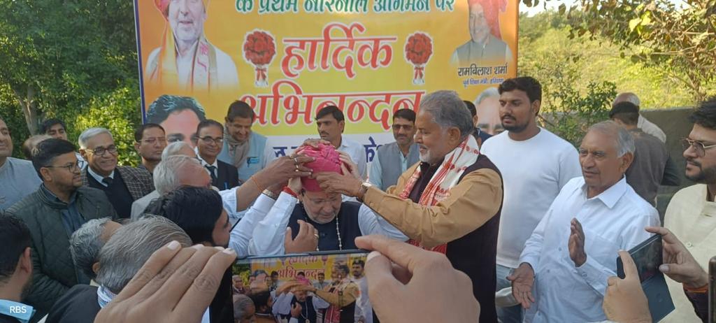 rbsharmabjp's tweet photo. हरियाणा सरकार के कैबिनेट मंत्री डॉ. @drarvindksharma जी का आज नारनौल निवास आगमन पर पगड़ी पहनाकर स्वागत किया। 

@BJP4Haryana https://t.co/StnuOv8QBU