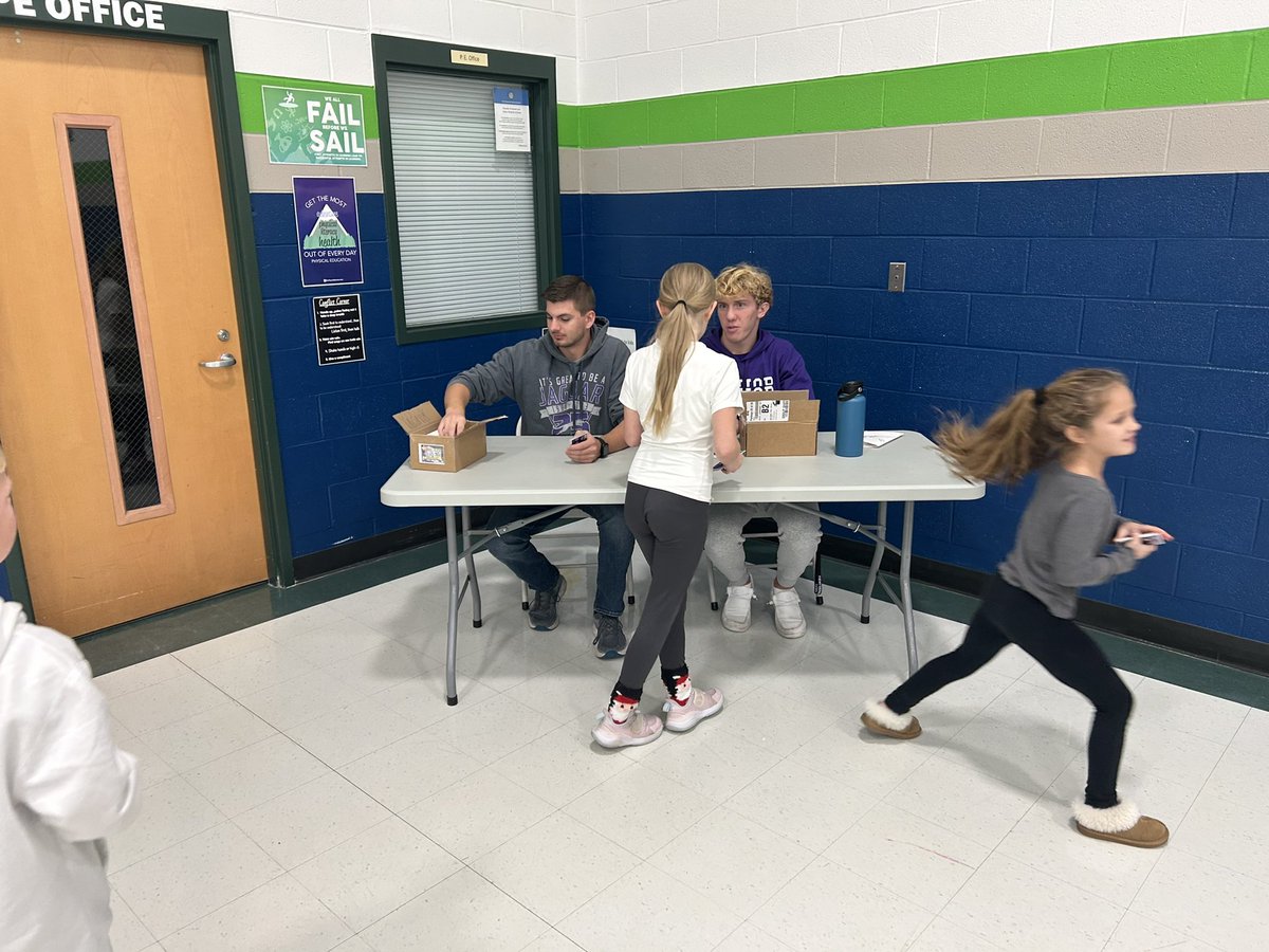 FZWMincher's tweet photo. Another great visit with our future Jaguars at Ostmann Elementary. @ZumOstmann @ZumwaltWest https://t.co/uKtNVLzEPM