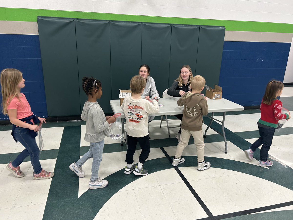 FZWMincher's tweet photo. Another great visit with our future Jaguars at Ostmann Elementary. @ZumOstmann @ZumwaltWest https://t.co/uKtNVLzEPM