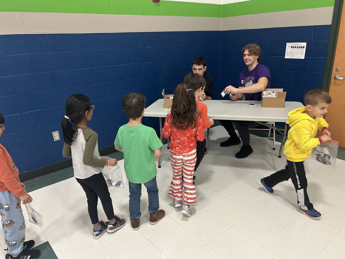 FZWMincher's tweet photo. Another great visit with our future Jaguars at Ostmann Elementary. @ZumOstmann @ZumwaltWest https://t.co/uKtNVLzEPM