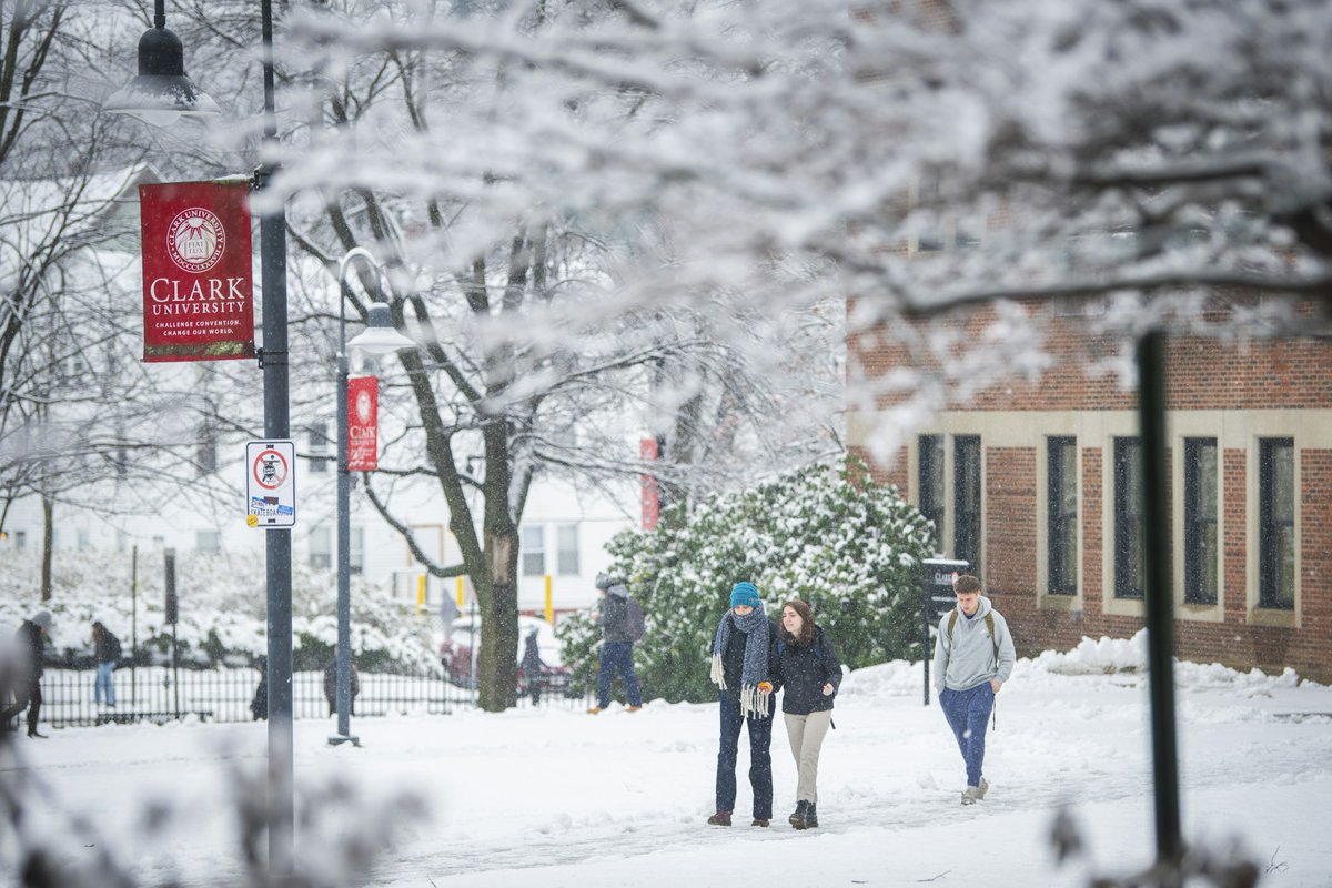 ClarkUniversity's tweet photo. Campus looks beautiful after the first snow of the season ❄️🌨️☃️ #ClarkU https://t.co/SGK9iXnHCY