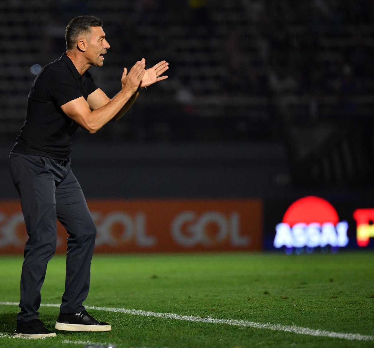 AnalisaCRVG's tweet photo. 🔎 | Pedro Caixinha, ex-Bragantino, está livre no mercado e é a principal opção para o Vasco (via @pedrosa).

Você é a favor ou contra a sua vinda? 🤔

📷 | Ari Ferreira/Bragantino https://t.co/7bptSOCQkR