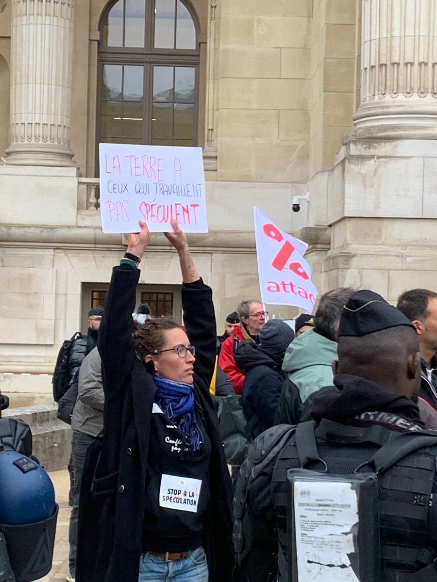 Au rassemblement organisé par <a href="/ConfPaysanne/">Conf' Paysanne</a> contre la spéculation, les accords de libre-échange et pour un meilleur revenu des agriculteurs.

La répression brutale et disproportionnée était intolérable. Les citoyens protestaient pacifiquement.

<a href="/BrunoRetailleau/">Bruno Retailleau</a>
<a href="/prefpolice/">Préfecture de Police</a>