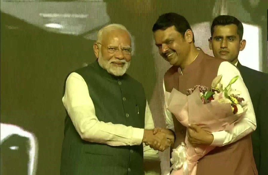 फड़नवीस साहेब के शपथ में सबसे आगे कौन दिखे अंत तक पढ़ना सरप्राइज है कुछ नाम लिख रहा हू 

सलमान ख़ान 
शाहरुख ख़ान 
सचिन तेंदुलकर
रणवीर सिंह 
रणबीर कपूर 
अर्जुन कपूर 
अंबानी का लड़का और परिवार 
संजय दत्त 
विद्या बालन 
विक्की कौशल 
जानवी कपूर 
ख़ुशी कपूर 
बोनी  कपूर 
अर्जुन कपूर